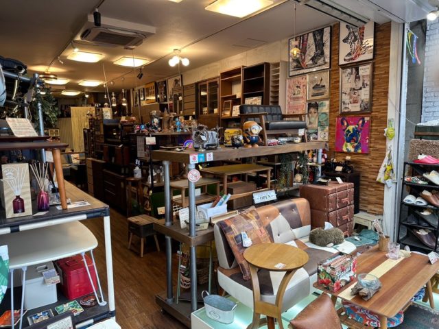 家具のウスイ！新年も元気に営業しておりますー
朝からたくさんのお客様にご来店いただいております！
特に新年はスリッパがめっちゃ人気です！

初荷も届きましたのでぜひー皆様ご来店いただき、お試しお確かめくださいー

#2026年 #スリッパ #雑貨 #初売り #武蔵小山