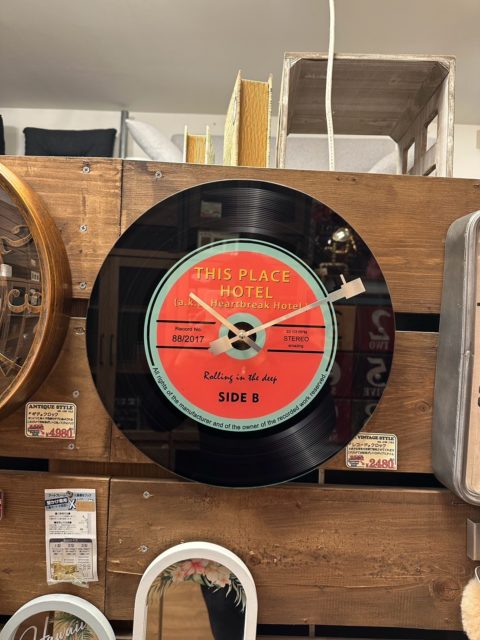 人気すぎて年末に欠品していた時計再入荷!!

レコードデザインの特徴的なフォルム
高級感のあるガラス素材です

お値段は激安な2480円税込!!

在庫も多めに入荷しているのでぜひ店頭でご確認くださいー

#レコード盤 #レコード時計 #レコードクロック #デザイン時計 #武蔵小山