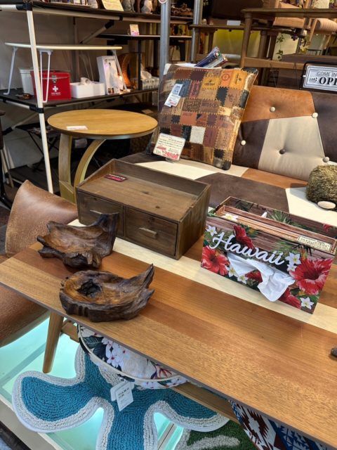 こんにちは！武蔵小山商店街の【家具のウスイ】です🛋️✨
三連休中日！皆さまいかがお過ごしでしょうか？
家具のウスイは、この三連休も休まず元気に営業しております💪😊
商店街でのお買い物やお散歩のついでに、ぜひふらっとお立ち寄りください！
さて本日は、「新入荷のアイテム」や「今リアルに売れている人気雑貨」を写真たっぷりでご紹介します📸✨
🌺 大人気のハワイアンテイスト雑貨
クッションやグラス、トイレタリー、ティッシュケースなど、お部屋を明るくリゾート気分にしてくれるアイテムが今とっても売れています！🏝️
🪵 個性豊かな木彫りアニマルたち
フクロウやゴリラ、恐竜、サメなど…！ちょっとシュールで愛らしい木彫りのオブジェは、お部屋のワンポイントに大好評です🦉🦍
🕰️ お部屋を彩るインテリア小物
レコード風やアンティーク調の壁掛け時計、キラキラのアートフレームなど、お部屋の雰囲気をグッと引き上げるアイテムが多数入荷しています✨
🥄 遊び心のある小物＆実用品
スコップ型のスプーンやフォークは、ご自宅用にもちょっとしたプレゼントにも人気！履き心地の良いルームシューズも各種取り揃えております👞
家具だけでなく、毎日の生活がちょっと楽しくなるような雑貨をたくさんご用意して皆様をお待ちしております。
宝探し感覚で、ぜひお店の中をぐるっと覗いてみてくださいね👀✨
それでは、三連休も武蔵小山商店街の「家具のウスイ」で皆様のご来店を心よりお待ちしております！

#家具のウスイ #武蔵小山 #武蔵小山商店街 #武蔵小山パルム #ハワイアン雑貨