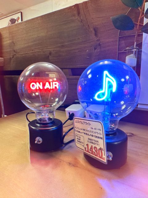 今週の新入荷製品と再入荷製品ー  のご紹介ー

人気すぎて欠品していた製品が再入荷しました!!
まずはハリネズミティッシュケース!! 
フワフワな手触りで、ソファやベッドに置くととっても癒されますー

LEDバルブライトも、オンエアーが人気すぎて在庫も展示も無かったですが再入荷しました！1430円税込！ 
ブルーの音符マークもあります！USB接続か単4電池か選べる電源供給で、店長おすすめの大人気製品です!!

そしてギアクロックも再入荷!! 
じっくりと動く不思議なギアに癒やされるアンティークスタイルで、重厚感のあるガラス素材です！お値段は4980円税込！

ぜひ皆様店頭でじっくりご覧くださいー
#家具のウスイ #武蔵小山 #パルム #武蔵小山商店街 #再入荷