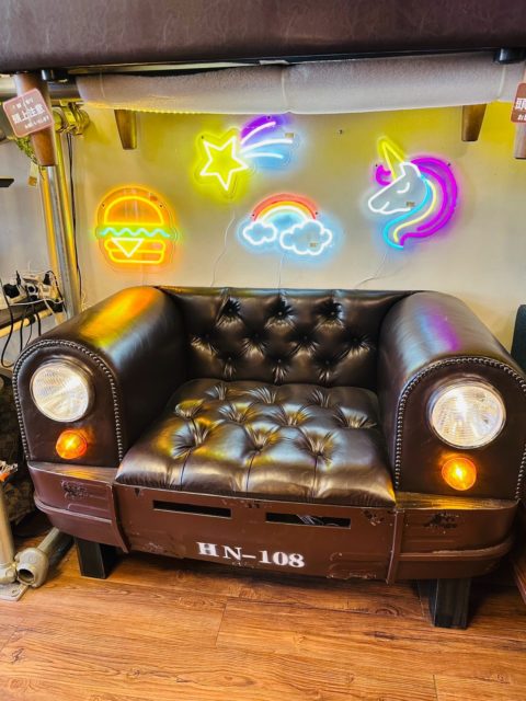 今週の新入荷製品と大人気製品ー
お部屋の雰囲気が一気に変わる、ネオンライトのご紹介です!
まずは新入荷の【壁掛けタイプ】!!
ハンバーガーやユニコーン、星や虹など、ポップでカラフルなデザインが揃いましたー
お部屋やガレージの壁に飾るだけで、アメリカンなダイナーや秘密基地みたいな空間になりますよ。
そして大人気発売中の【置き型タイプ】!!
フラミンゴやヤシの木、ネコちゃんに加えて、電球の中に「ON AIR」や音符などが光るレトロなバルブライトも大好評ですー
ちょっとした棚やデスクに置くだけで、オシャレな間接照明になります。
どちらも暗いところで見ると本当にキレイなので、お部屋のアクセントやプレゼントにもオススメです!
壁掛けも置き型もそれぞれデザイン豊富に揃っているので、ぜひ皆様店頭でじっくりご覧くださいー
#家具のウスイ #武蔵小山 #ネオンライト #間接照明 #アメリカン雑貨