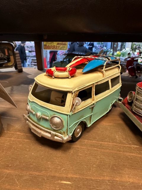 今週の新入荷製品ー
車好き・アメリカン雑貨好き必見です。
お部屋やガレージのインテリアとして大人気の、レトロなブリキオブジェが大量入荷しましたー
サーフボードを積んだワーゲンバスやジープ、可愛いスクーター。
さらにアメリカンなパトカーや消防車、クラシックなスクールバスまで種類豊富に揃ってます。
どれも使い込まれたヴィンテージ風の加工がされていて、ずらっと並べるだけで一気に男前インテリアが完成しますー
細部までこだわった作りなので、車好きや雑貨好きの方へのプレゼントやギフトにもオススメです。
毎回すぐに売れてしまうシリーズなので、お気に入りの車を見つけたらぜひお早めに!
皆さんはどの形が一番好きですか?🚗
よかったらコメントで教えてくださいー
それぞれ風合いも違うので、ぜひ皆様店頭でじっくりご覧くださいー
#家具のウスイ #武蔵小山 #ブリキのおもちゃ #インテリア雑貨 #アメリカン雑貨