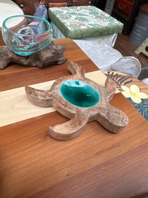 三連休も元気に営業中です🌺
南国テイストのナチュラル雑貨が新入荷しました🌿
ヤシの実をそのまま使ったカメのオブジェや、プルメリアを飾ったヤシの実ボウルなど、リゾート気分たっぷりのアイテムが勢ぞろい🐢
木とターコイズブルーのエナメル塗装を組み合わせたトレイは、ウミガメ形や葉っぱ形など形もさまざま。小物やアクセサリーをちょこんと置くだけで、お部屋の雰囲気がぐっと変わりますよ✨
手彫りのフクロウや流木を使ったオブジェは、ひとつひとつ表情が違う一点もの。自然素材ならではのぬくもり、ぜひ店頭で手に取ってみてください🦉
ご来店お待ちしています!
#家具のウスイ #武蔵小山 #武蔵小山パルム #パルム商店街 #家具屋