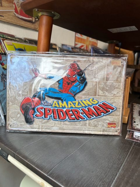 アメコミ好きな方、集まれー！🦸‍♂️
・・・・・・・・・・・・・・・
ヴィンテージ風ティンプレートが
新しく入荷しました✨
ハルク、スパイダーマン、
ワンダーウーマン、バットマンなど
アメコミ系はもちろん、
いろんなテイストのデザインが揃っています🎨
壁に飾るだけで
お部屋がぐっとアメリカンな雰囲気に🇺🇸
¥990という手頃なお値段なので
お気に入りをいくつか並べてもよし、
プレゼントにしてもよし😊
ぜひ実物を見に来てくださいー！
・・・・・・・・・・・・・・・
📍武蔵小山パルム　家具のウスイ
ご来店お待ちしています🎉
・・・・・・・・・・・・・・・
#家具のウスイ #武蔵小山 #新入荷 #アメリカンインテリア #インテリア雑貨