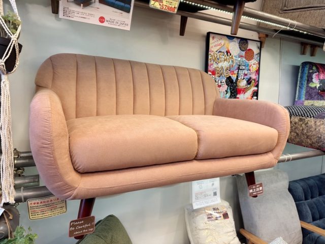 丸くて、やわらかくて、かわいい🛋️✨
・・・・・・・・・・・・・・・
新しいソファが展示に仲間入りしました!
縦ラインのチャネルステッチが
スタイリッシュな印象の背もたれ。
そして体をぐるっと包み込むような
丸みのあるアームが最大の特徴です🧡
テラコッタオレンジのカラーが
お部屋に温かみとこなれ感をプラスしてくれますよ。
¥34,800(税込)でこのクオリティ!
ぜひ実物の座り心地を体感しに来てください😊
・・・・・・・・・・・・・・・
📍武蔵小山パルム 家具のウスイ
ご来店お待ちしています✨
・・・・・・・・・・・・・・・
#家具のウスイ #武蔵小山 #新展示 #ソファ #インテリア