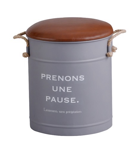 座れる。しまえる。おしゃれに飾れる。🗑️✨
・・・・・・・・・・・・・・・
ドラム缶風デザインがかわいい
ストレージスツール、残り1台となりました!
マットなグレーのボディに
白の英字ロゴがフレンチカジュアルな雰囲気🇫🇷
ロープの持ち手が良いアクセントになっています。
座面はレザータッチのクッションになっていて、
ちょっと腰掛けるのにぴったり。
フタを開ければ、中はたっぷり収納スペースに!
ブランケットや雑誌、小物類を
すっきり隠して収納できちゃいます🤫
特価 ¥5,980(税込)
早い者勝ちですよー!🏃♂️💨
・・・・・・・・・・・・・・・
📍武蔵小山パルム 家具のウスイ
ご来店お待ちしています!
・・・・・・・・・・・・・・・
#家具のウスイ #武蔵小山 #スツール #収納ボックス #収納スツール