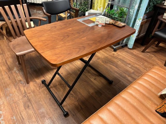 これ1台で、くつろぎも食事も。🪵
・・・・・・・・・・・・・・・
高さを自由に変えられる
リフトテーブルが今大人気!
天板横のレバーを引くだけで
ローテーブルからダイニングテーブルまで
無段階に高さを調整できます✨
ウォールナット突板の
なめらかで美しい木目も魅力のひとつ。
キャスター付きで移動もスムーズ。
使わないときは折りたたんで
スッキリ収納できますよ😊
¥19,800(税込)
ぜひ店頭で高さ調整を体験してみてください!
・・・・・・・・・・・・・・・
📍武蔵小山パルム 家具のウスイ
ご来店お待ちしています✨
・・・・・・・・・・・・・・・
#家具のウスイ #武蔵小山 #新展示 #リフトテーブル #昇降テーブル